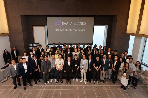 ‘K-AI 얼라이언스 글로벌 밋업’ 참가자들이 기념 사진을 촬영하고 있다.