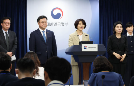 한정애 더불어민주당 정책위의장이 7일 서울 종로구 정부서울청사에서 정부조직 개편방안 등 고위당정협의회 결과 브리핑을 하고 있다. /사진=뉴시스