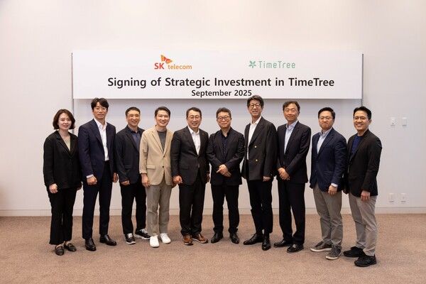 투자 계약 및 전략적 파트너십 체결 후 유영상 SK텔레콤 CEO(왼쪽 다섯번째), 박차진 타임트리 대표이사(왼쪽 여섯번째), 후카가와 야스토 타임트리 대표이사(왼쪽 일곱번째) 등 관계자들이 기념촬영을 진행하고 있다.