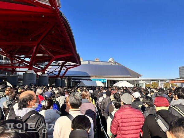 맑은 날씨 속, 개장을 기다리는 관람객들@포인트경제