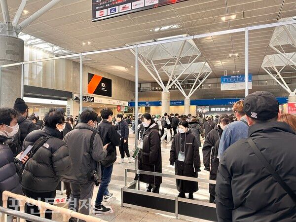 등록한 QR코드를 등록하여 전시장으로 이동하는 관람객들@포인트경제