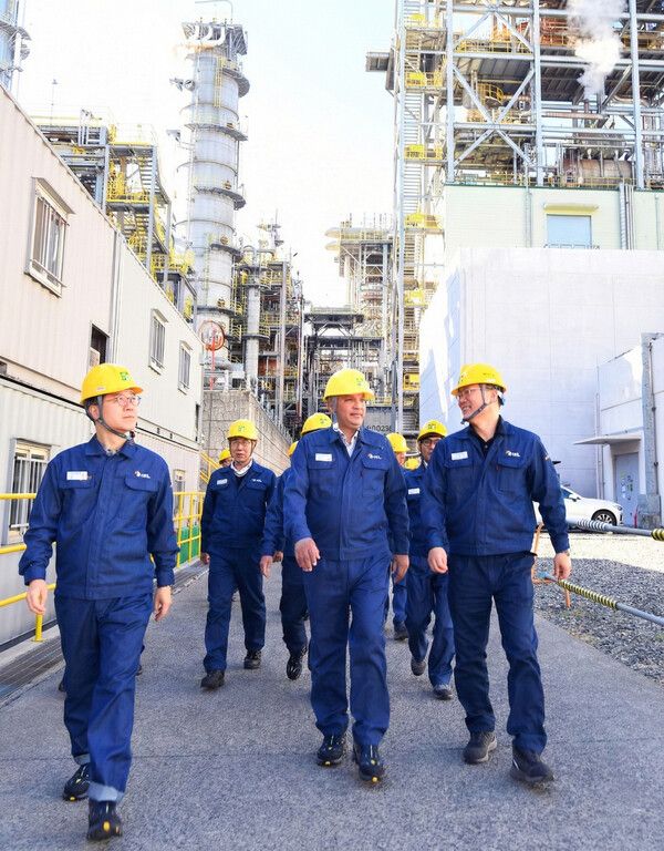 S-OIL&nbsp;안와르 알&nbsp;히즈아지&nbsp;CEO가&nbsp;온산&nbsp;공장을 방문하여 현장을 둘러보고&nbsp;있다. /S-OIL 제공