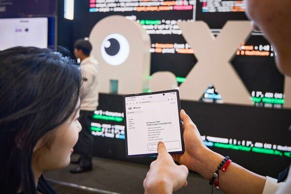 코엑스에 마련된 SK텔레콤 정예팀 체험공간을 찾은 방문자가 A.X K1 모델을 사용하는 모습. /SKT 제공