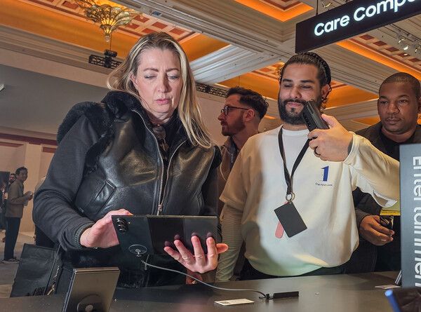 관람객이 미국 라스베이거스에서 열리는 세계 최대 전자 전시회 'CES 2026'에 마련된 윈호텔 삼성전자 단독 전시관에서 삼성전자 '갤럭시&nbsp;Z&nbsp;트라이폴드'를구경하고 있다. /삼성전자 제공