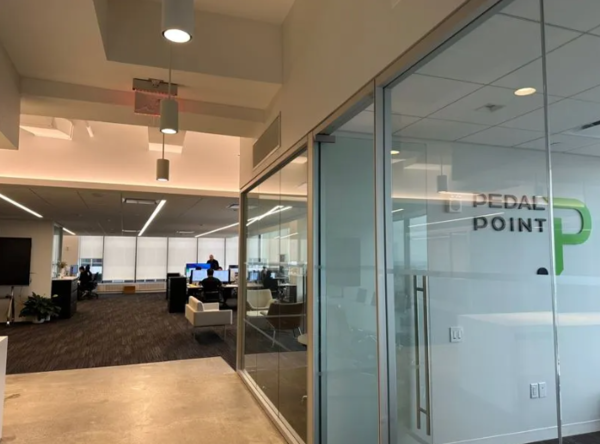 고려아연이 공개한 이그니오 홀딩스 사무실 사진. 이그니오 간판은 보이지 않고, 방 하나에 페달포인트 로고가 붙어있다. (2024.10.22)