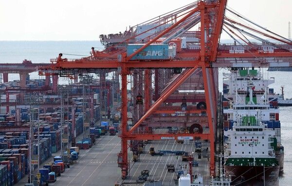 이날 부산 남구 신선대 부두 야적장에 수출입 컨테이너가 쌓여 있다. /사진=뉴시스