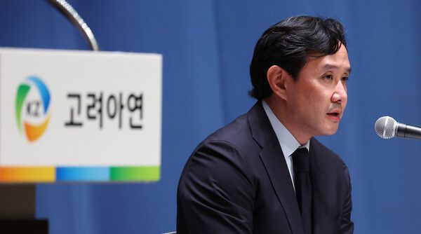 2024년 11월 13일, 최윤범 고려아연 회장이 서울 중구 대한상공회의소에서 열린 '일반공모 유상증자 계획 철회' 등과 관련 기자회견에서 취재진의 질문에 답변하고 있다.&nbsp;