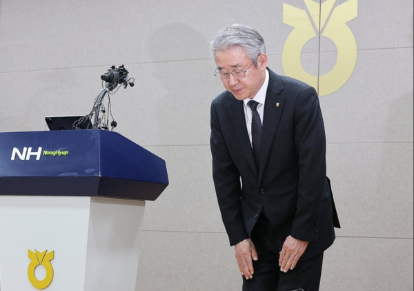 강호동 농협중앙회장이 13일 서울 중구 농협중앙회에서 농림축산식품부가 지난 8일 발표한 농협중앙회에 대한 특별감사 중간 결과와 관련해 대국민 사과문 발표 후 고개를 숙이고 있다. /연합뉴스
