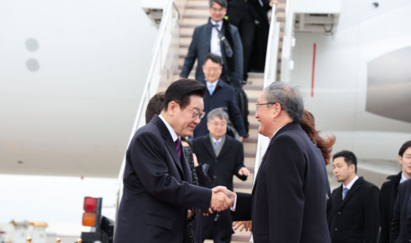 한일 정상회담을 위해 일본을 방문한 이재명 대통령이 13일(현지 시간) 오사카 간사이 국제공항에 도착해 환영 인사들과 인사하고 있다. /사진=뉴시스