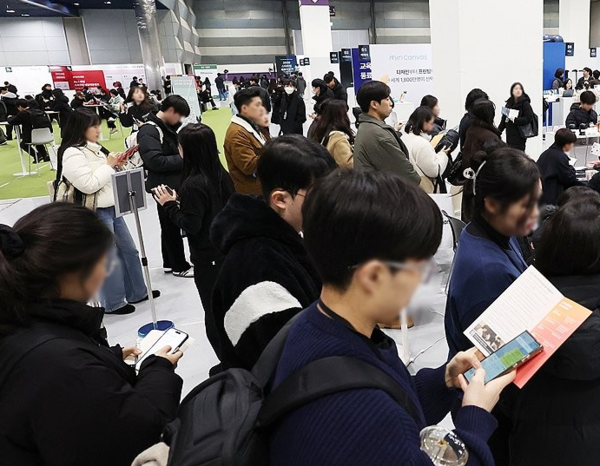 서울 강남구 코엑스에서 열린 '2026 스타트업 채용박람회'를 찾은 구직자들이 채용 상담 및 면접을 기다리고 있다 / 사진=연합뉴스 (포인트경제)