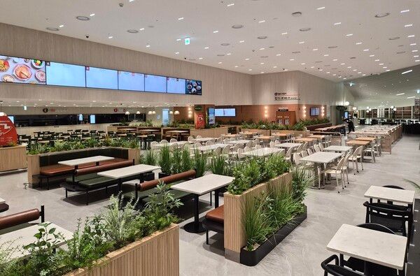 14일 오픈한 인천국제공항 고메브릿지 T2 동편점 홀 모습 /CJ프레시웨이 제공