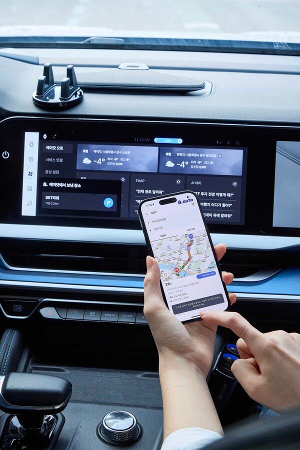모바일 에이닷 앱에서 목적지 정보를 차량으로 전송하는 모습 /SKT 제공