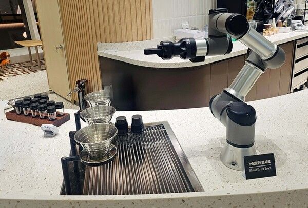 롯데GRS, 바리스타 로봇 ‘바리스 드립’ /롯데GRS 제공