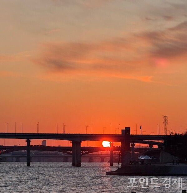  15일 오전 7시 30분께 서울 한강 안양천 합수부 근처에서 보이는 해돋이 풍경. /사진=이영후&nbsp;ⓒ포인트경제