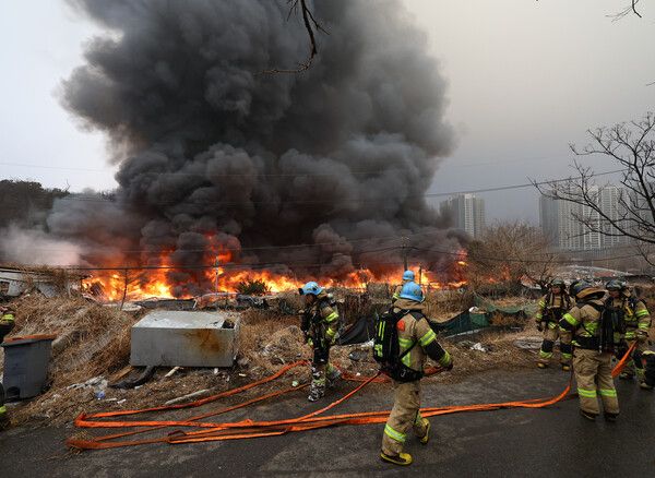 16일 화재가 발생한 서울 개포동 구룡마을에 불길이 보이고 있다. /사진=뉴시스
