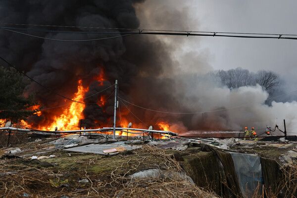 16일 화재가 발생한 서울 개포동 구룡마을에 불길이 보이고 있다. /사진=뉴시스