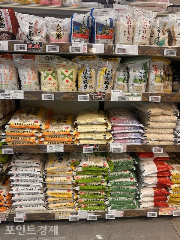 쌀값 상승 속에 일본 대형마트에 다양한 브랜드 쌀이 진열돼 있다/사진=박진우 특파원 ⓒ포인트경제
