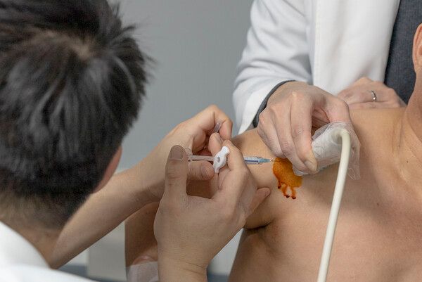 연세사랑병원 김철 원장이 초음파유도하 주사치료를 시행하고 있는 모습 /연세사랑병원 제공