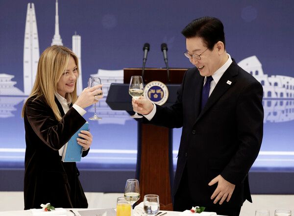 이재명 대통령과 조르자 멜로니 이탈리아 총리가 19일 청와대에서 열린 한-이탈리아 공식오찬에서 건배를 하고 있다. /사진=뉴시스
