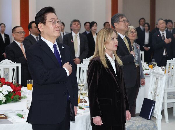 이재명 대통령과 조르자 멜로니 이탈리아 총리가 19일 청와대에서 열린 한-이탈리아 공식오찬에서 국민의례를 하고 있다. /사진=뉴시스