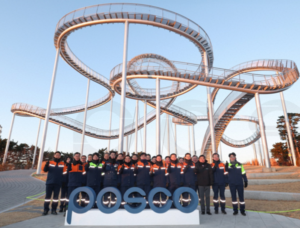 포스코그룹은 새해 첫 근무일인 2일 포항 스페이스워크에서 안전을 기원하고 미래 비전 실현을 다짐하는 시무행사를 가졌다.