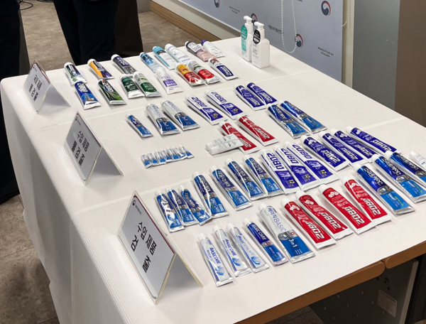 트리클로산이 검출된&nbsp;2080&nbsp;치약 수입제품과 비교군 제품 /사진=연합뉴스