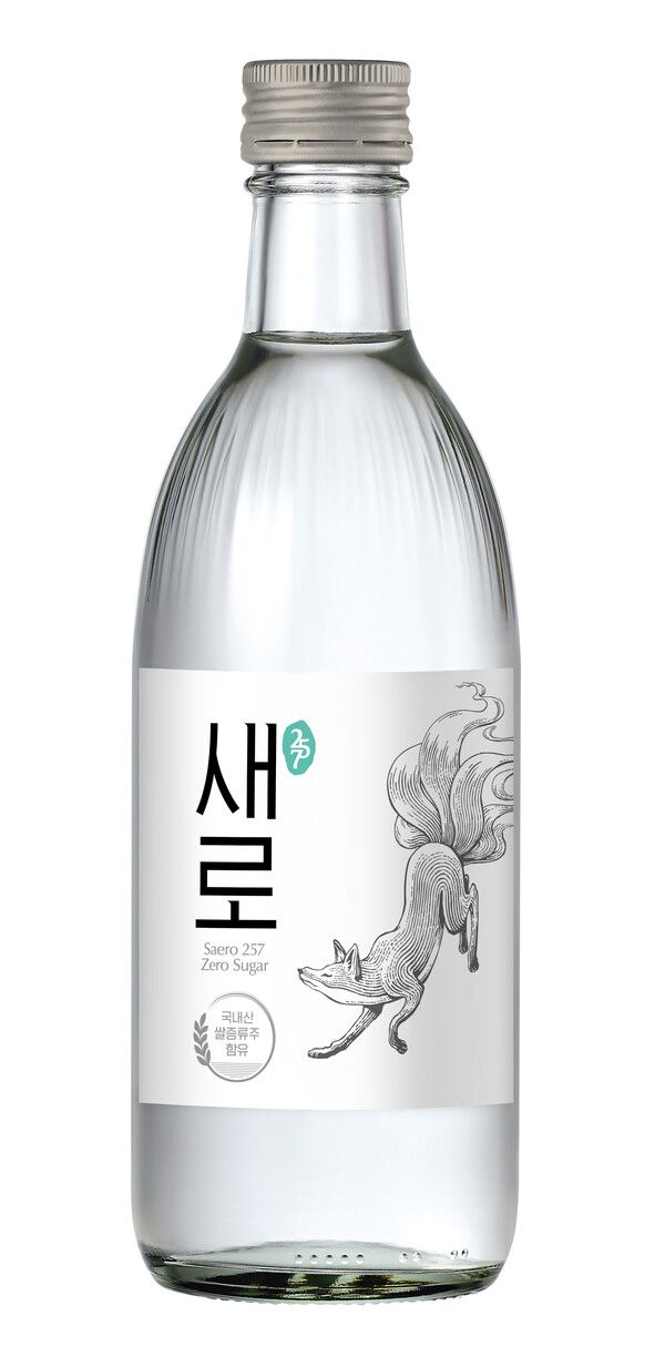 롯데칠성음료의 제로 슈거 소주 '새로'가 출시 3년 만에 맛과 패키지를 리뉴얼한다. 