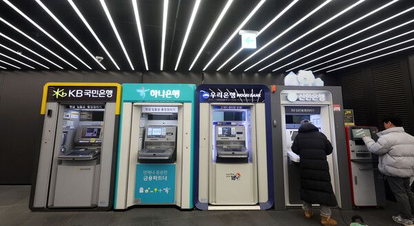서울 시내 한 건물에 설치된 4대 은행 현금자동입출금기(ATM) 모습 /사진=뉴시스