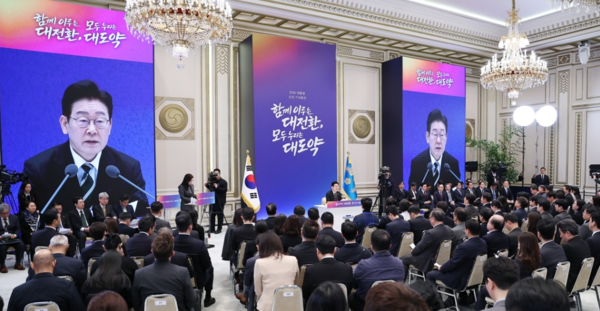 이재명&nbsp;대통령이 21일 청와대 영빈관에서 열린&nbsp;신년기자회견에서 발언하고 있다. /사진=연합뉴스