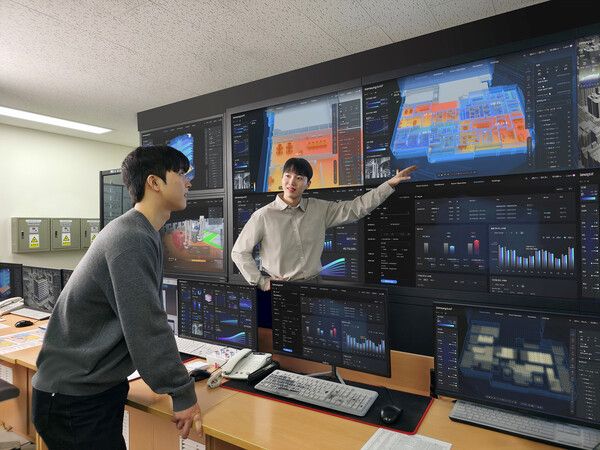 삼성전자의 빌딩 통합 솔루션&nbsp;'b.IoT'로&nbsp;'팩토리얼 성수' 빌딩 운영 상태 전반을 실시간으로 모니터링하는 모습