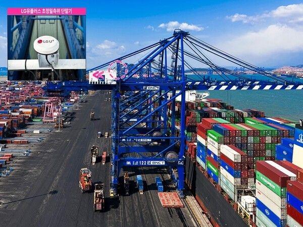부산신항 5부두에 위치한 항만 크레인에 설치된 초정밀측위(RTK) 단말의 모습(1)과 단말을 장착하고 작업 중인 스트래들 캐리어의 모습 /LG유플러스 제공