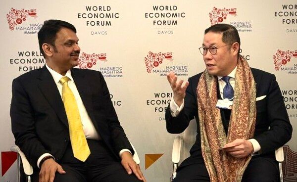 현상 HS효성 부회장이 다보스 포럼에 참석해 데벤드라 파드나비스 인도 마하라슈트라 주총리를 만나 인도 투자 계획에 대해 논의했다. (조현상 HS효성 부회장(오른쪽), 데벤드라 파드나비스 인도 마하라슈트라 주총리(왼쪽))