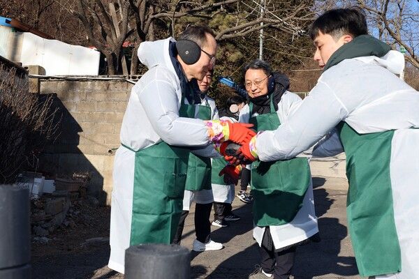 하나생명, 임원 전원 참여 연탄 1200장 나누기 봉사활동 /하나생명 제공