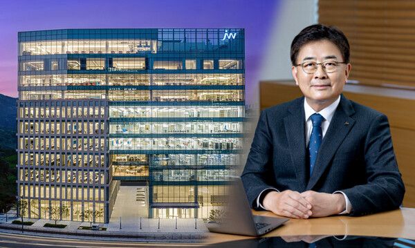 신영섭 JW중외제약 대표이사 / 사진=JW중외제약 ⓒ포인트경제CG