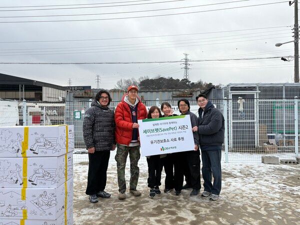 지난 15일 경기도 파주에 위치한 빅독포레스트에서 수의사 설채현(오른쪽1번째)과 배우 이기우(왼쪽2번째)가 사료 후원을 진행하고 기념촬영을 하고 있다. /DB손해보험 제공