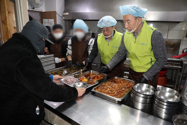 27일(화). NH농협생명 박병희 대표이사(오른쪽)와 이성환 경영지원부장(가운데)이 서울특별시립 브릿지종합지원센터에서 급식 배식 봉사에 참여하는 모습 /NH농협생명 제공