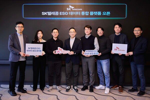 엄종환 SKT ESG추진실장(사진 왼쪽 네번째)과 SKT 자회사 ESG 임원들이 ‘ESG데이터 통합 플랫폼’ 론칭 기념 촬영을 하는 모습 /SKT 제공