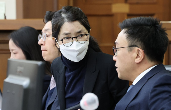 도이치모터스 주가조작과 명태균 공천개입, 통일교 청탁·뇌물 수수 의혹 혐의 등으로 구속기소 된&nbsp;김건희&nbsp;여사가 3일 서울 서초구 서울중앙지방법원에서 열린 자본시장법 위반 혐의 결심 공판에 출석, 변호인과 대화하고 있다.