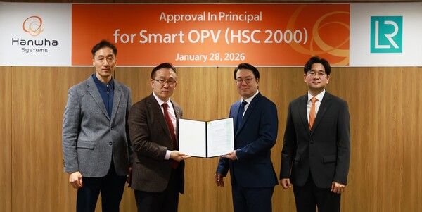 (왼쪽 홍충식 로이드선급 극동아시아 전략기획 부사장,&nbsp;오른쪽 유문기 한화시스템 해양사업부장) /한화시스템 제공