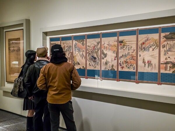 미국 워싱턴 D.C. 스미스소니언 국립아시아예술박물관에서 열리고 있는 이건희 컬렉션 해외 순회전에서 관람객들이 작품을 둘러보고 있다. /삼성전자 제공