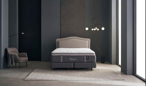 하단 매트리스 ‘엑스퀴짓 파운데이션’과 호환되는 씰리침대 대표 프리미엄 제품 ‘엑스퀴짓H’