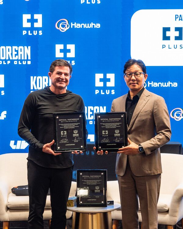지난 14일, 미국 플로리다에서 (왼쪽부터)스콧 오닐(Scott O'Neil) LIV 골프 CEO, 박찬혁 한화생명 PLUS실장이 공식 스폰서십 체결 행사를 진행 후 기념 촬영을 하고 있다. /한화생명 제공
