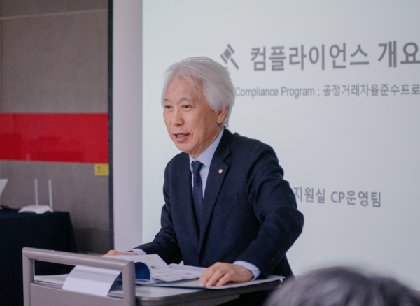 유태호 태광산업 대표가 29일 대전연수원에서 진행된 '승진자 교육'에서 2026년을 지속 가능한 성장 기반을 확보하는 해로 만들겠다고 강조하고 있다. /태광산업 제공