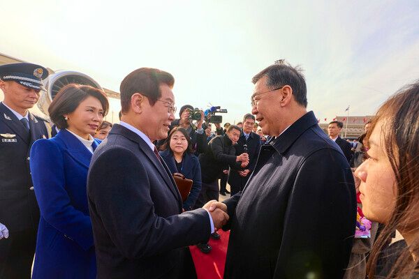 중국을 국빈 방문한 이재명 대통령이 4일(현지 시간) 베이징 서우두 국제공항에 도착해 인허쥔 국무원 과학기술부 부장(장관)과 인사하고 있다. /사진=뉴시스