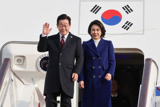 중국을 국빈 방문한 이재명 대통령과 김혜경 여사가 4일(현지 시간) 베이징 서우두 국제공항에 도착해 인사하고 있다. /사진=뉴시스