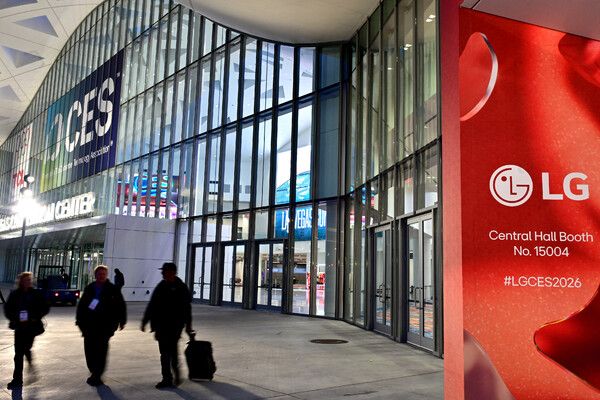 LG전자가 6일~9일(현지시간) 세계 최대 가전·IT 전시회 ‘CES 2026’가 열리는 美 라스베이거스 컨벤션센터(LVCC)의 새로이 단장한 메인 입구에서&nbsp;광고를 선보이며 전 세계 관람객을 맞이한다.&nbsp; /&nbsp;LG전자 제공