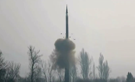 지난해 1월&nbsp;북한 미사일총국의 신형 극초음속 중장거리 탄도미사일 시험발사를 화상감시체계로 참관했다고 북한 조선중앙TV가 보도했다. /조선중앙TV 캡쳐