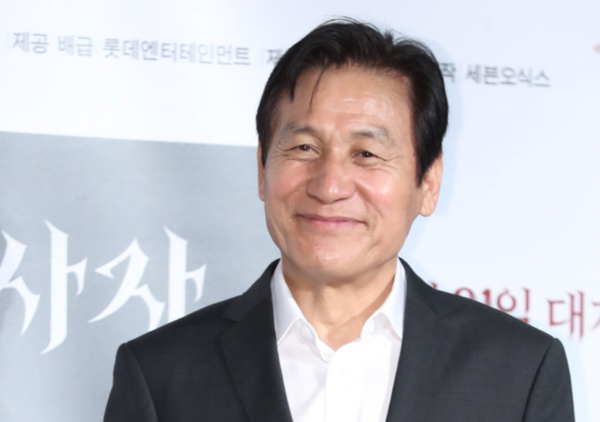 &nbsp;배우 안성기가 지난 2019년 서울 자양동 롯데시네마 건대입구에서 열린 영화 '사자' 풋티지 상영 제작보고회에서 포즈를 취하고 있다. /사진=뉴시스