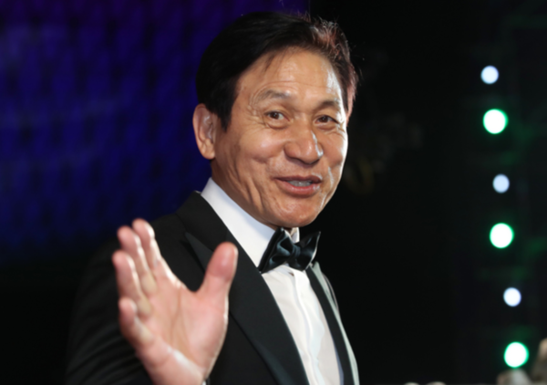 배우 안성기가 제24회 부산국제영화제 개막식이 열린 3일 오후 부산 해운대구 우동 영화의전당에서 레드카펫으로 입장하고 있다./사진=뉴시스