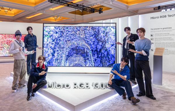 K팝 아티스트 라이즈(RIIZE)가&nbsp;삼성전자 '더 퍼스트룩' 단독 전시관에서 세계 최초&nbsp;'130형 마이크로 RGB TV'를 소개하고 있다. /삼성전자 제공